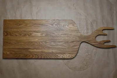 Большая доска для подачи «Рога оленя», дуб 85×30 см от мастерской DIVIRO